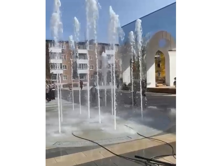 На Центральной площади Волжска заработал фонтан